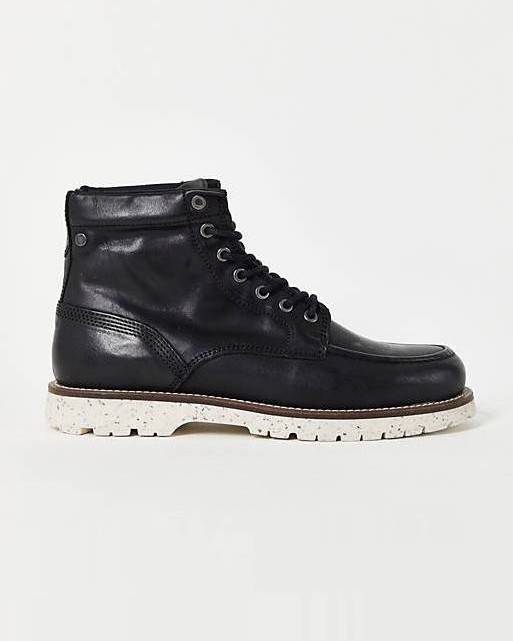 Leather Lace Up Boot With Contrast Sole In Black